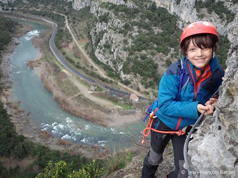 Enfant faisant de la via ferrata au rocher de sion
